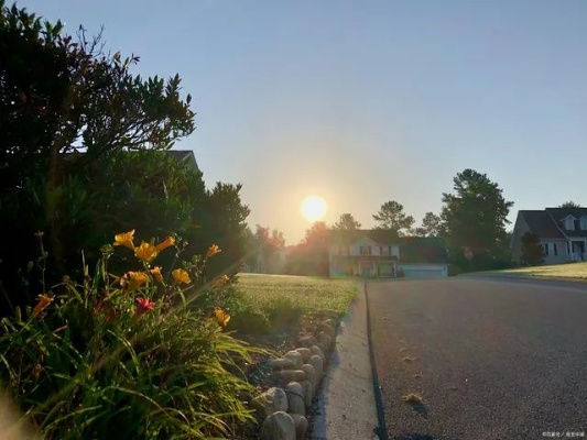 在朝阳初升的时刻，浸入黎明希望的句子里，唤醒内心的光芒和力量