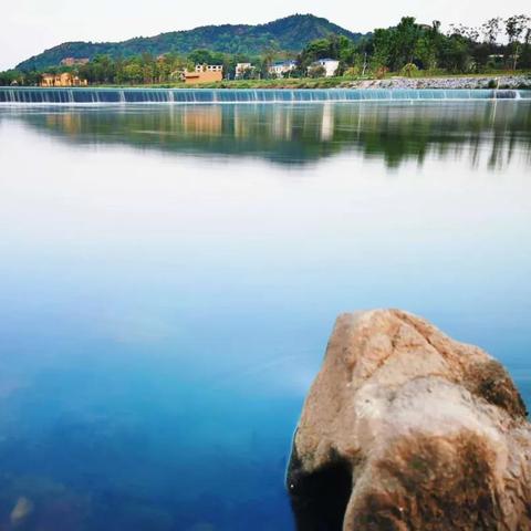 (江南烟雨美景的诗句)江南烟雨美景诗句：湖光山色梦中游，烟雨绵绵如画图