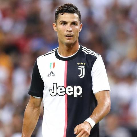 (足球射门基础教学)学会足球射门动作要领，提高射门技巧水平，成为射门高手！