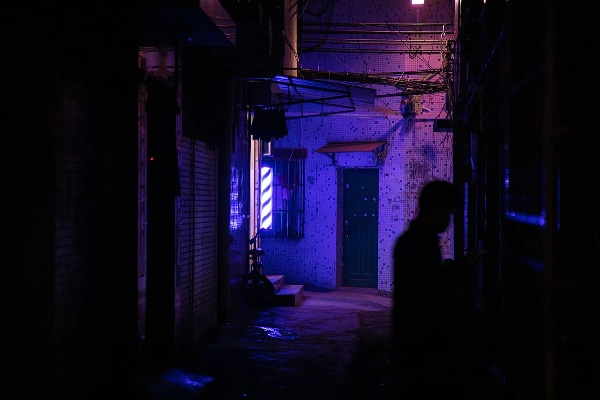 《黑暗之光:微光城市》- 光明之中的黑暗:微小城市中隐藏的秘密 《黑暗之光:微光城市》- 光明之中的黑暗:微小城市中隐藏的秘密