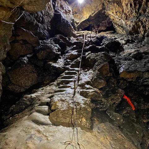 (有一种探索未知地图的游戏)探索未知深渊：冲向地心游戏中的神秘冒险与挑战