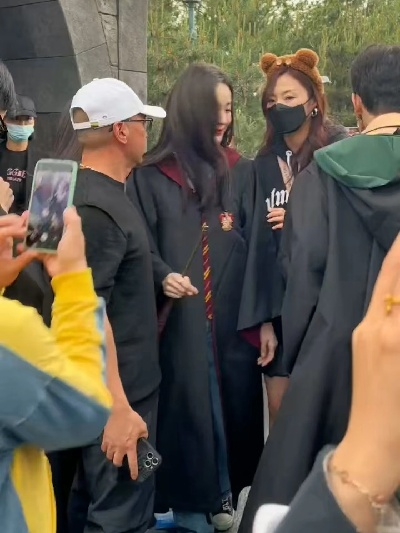 网友实地直击：在北京环球影城意外偶遇热播剧主角娜扎，获超高人气与关注