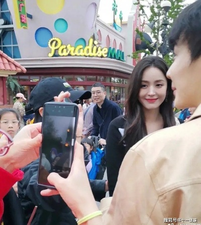 网友实地直击：在北京环球影城意外偶遇热播剧主角娜扎，获超高人气与关注