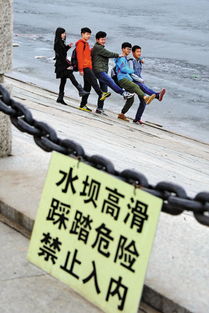 (一脚踢翻尘世路)一脚踢翻尘世界，两肩担起古今愁的沉重责任