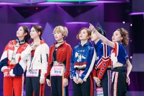 让我们一起前进吧！偶像少女们，勇往直前，闪耀舞台，追寻梦想！