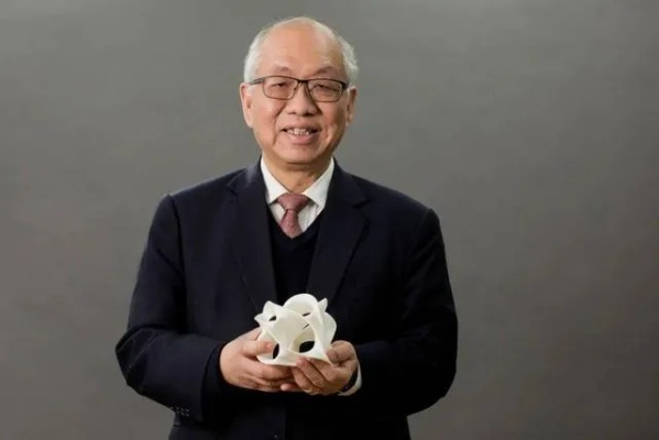 (丘成桐卡拉比模型)丘成桐证明卡拉比猜想的开创性论文及深远影响