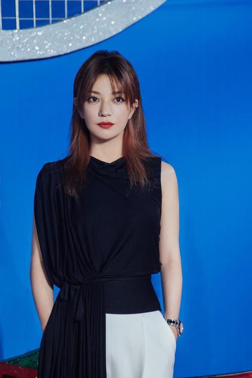 (赵薇 被执行)赵薇因欠款被法院强制执行8488元，背后真相引发热议