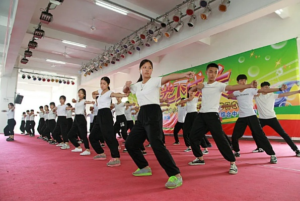 体验活力四溢的舞动青春广播体操：通过艺术与运动的完美融合塑造健康身心