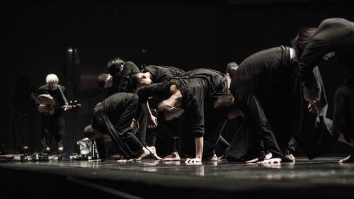 《最好的舞台》歌曲：探索音乐的无限可能性，展现自我最真实的表演艺术