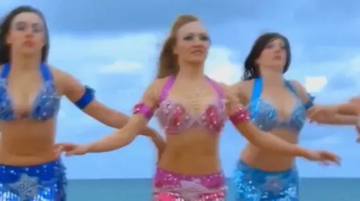 (经典透明泳dj歌曲视频)时尚新宠：透明紧身泳衣潮流大热，展现无限曲线魅力