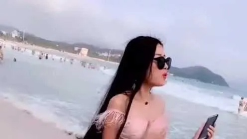 (经典透明泳dj歌曲视频)时尚新宠：透明紧身泳衣潮流大热，展现无限曲线魅力