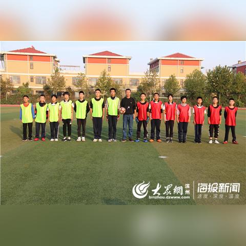 (绿茵场上的足球少年美篇)绿茵之翼：走进足球场上的青春梦想与奋斗历程