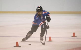 打旱地冰球一般穿什么鞋子？细绑带设计的高帮运动鞋适合游戏中的速度和灵活性。