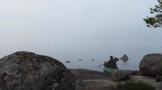 一个人独自在荒无人烟的空岛上生存，舌尖上的孤独与困惑漂流在海洋深处