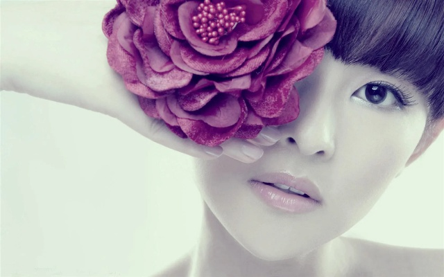 (电脑专用美女壁纸)高清美女主题电脑墙纸图片集锦，打造你的个性化电脑桌面背景