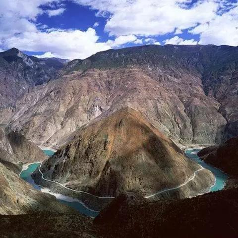 剑与黎明攻略：探索隐藏任务、收集稀有装备，挑战无敌BOSS，助你成为王者！