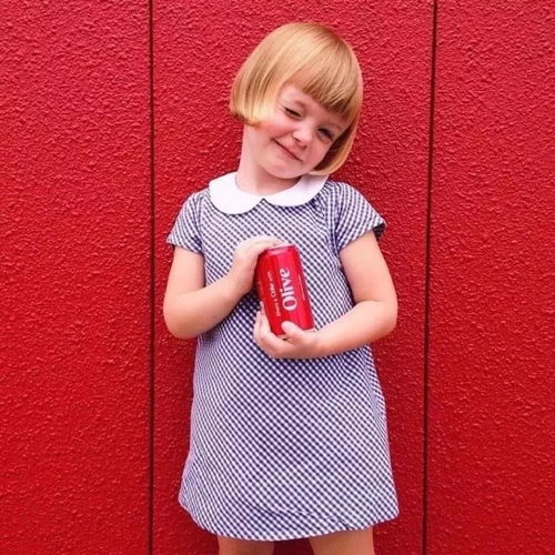 用红色画一个纸娃娃的身体，精美细致，可动关节设计，逗趣活泼。