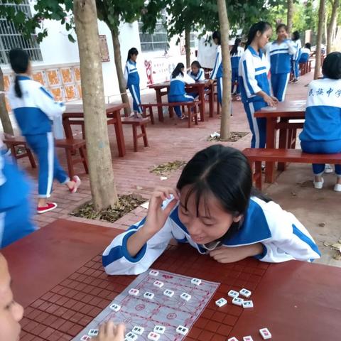 (五子棋的玩法说明和游戏规则视频)一起来玩五子棋吧，挑战你的智力和策略，体验极致对弈乐趣！