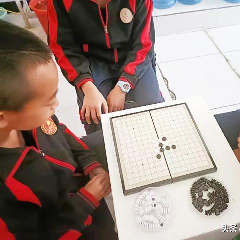 (五子棋的玩法说明和游戏规则视频)一起来玩五子棋吧，挑战你的智力和策略，体验极致对弈乐趣！