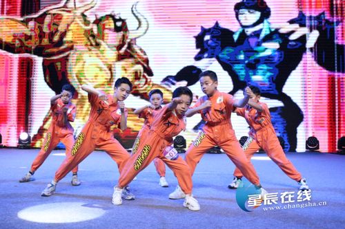 充满活力的舞蹈动画：时而激烈时而温柔，类似舞动青春的热血故事