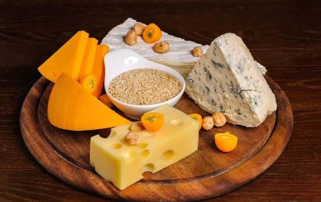 (芝士的种类和味道)芝士是什么样的？探究不同类型芝士的口感和风味特点