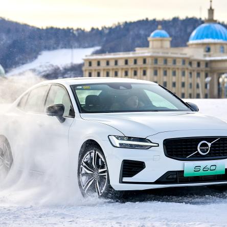 (暖雪什么时候上线)暖雪手游：探索冰雪世界的奇幻冒险，体验极致战斗与策略乐趣