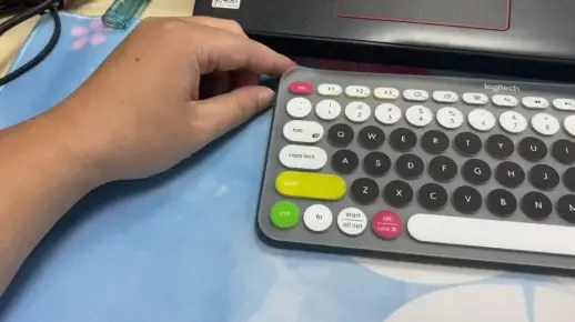 (罗技k580键盘usb连接不上)当罗技k580键盘通过USB连接电脑时没有任何反应，该如何解决?