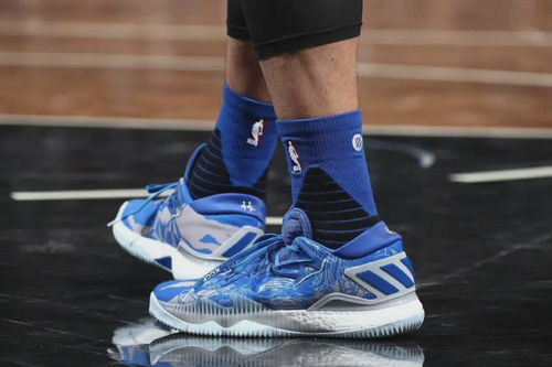 (穿着篮球鞋时常对脚部造成的影响和危害有哪些)穿着篮球鞋时常对脚部造成的影响和危害