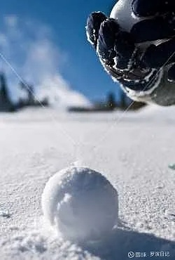 (雪球在雪地上滚动)雪地滚雪球原理解析:雪块的滚动如何积累雪量逐渐增大? (雪球在雪地上滚动)雪地滚雪球原理解析:雪块的滚动如何积累雪量逐渐增大?