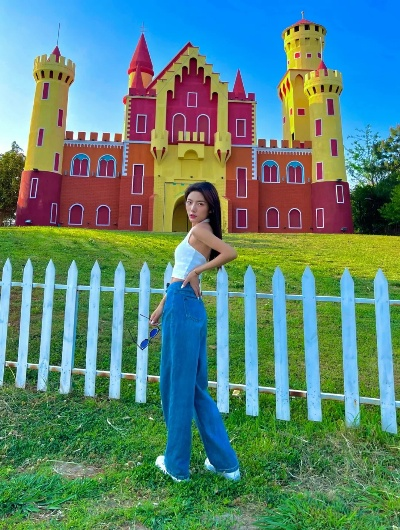 (踏入城堡会受到热烈欢迎)城堡门口总有热情迎接的微笑等你踏入