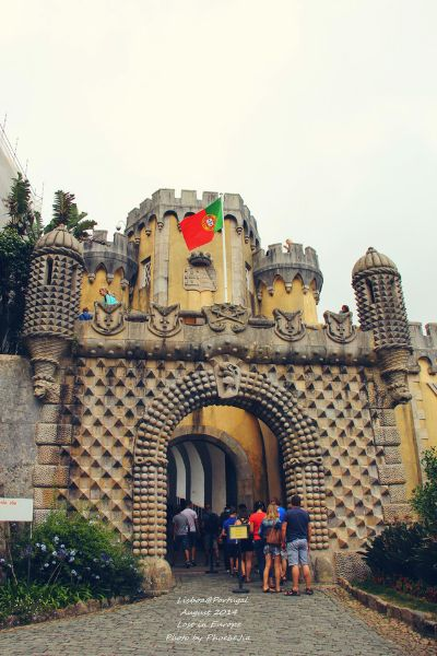 (踏入城堡会受到热烈欢迎)城堡门口总有热情迎接的微笑等你踏入