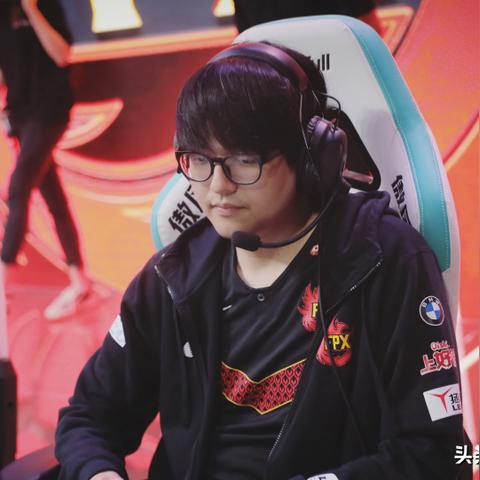 王者战神卡牌：探寻古老神秘之力，挑战无尽对手，称霸全球卡牌战场