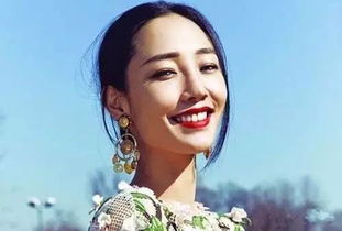 (红唇是什么歌)红唇拥堵的城市，性感红颜绽放在车流中