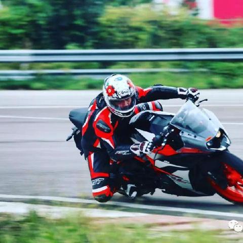 全面解析：公路赛摩托车骑行技巧与实用教程，助你成为赛道之星