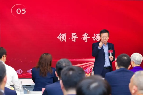 探讨不凡人生：揭示荣耀时刻的高级说法在领导力塑造与个人成就上的重要影响力