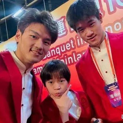 全红婵和同学握手比谁弯腰低？这个动作到底暗藏了什么深层含义？让我们揭秘！