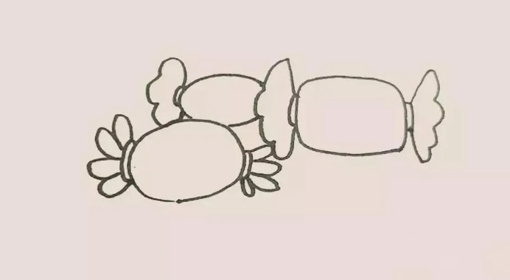 详细步骤引导：如何绘制可爱的糖果简笔画，让孩子享受创作乐趣