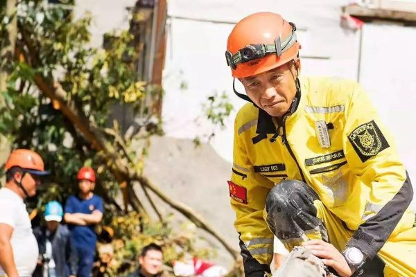 (人道主义救援行动)捍卫流浪守护者的尊严：人道主义在城市中的使命与挑战