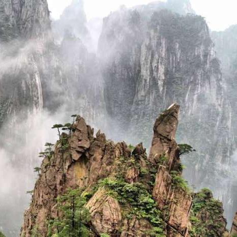 红尘幻境的诗：穿越灵魂的迷失与觉醒，意境跌宕起伏，情感纷繁交织