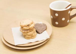 掌握一步一步的烘焙技巧：如何制作口感丰富、营养满分的坚果派对风味酸奶慕斯蛋糕