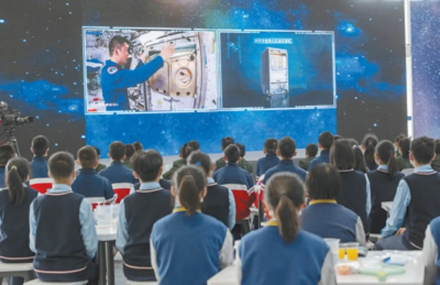 探索未知领域：宇宙起源感受20字研究注重培育学生科学精神与实践技能，启发其对宇宙起源的独特认识