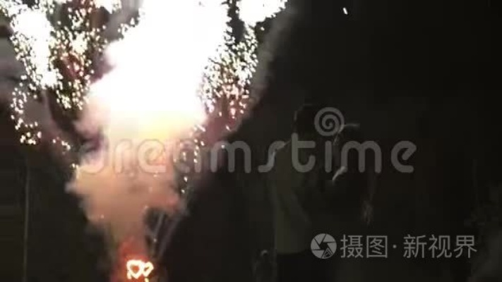 (彩虹烟花视频播放)彩虹男孩放烟花视频软件大全：精彩瞬间尽在其中