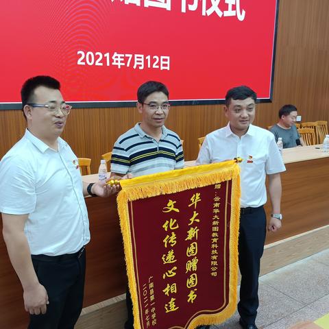 (小鸟小鸟自由飞翔)小鸟爱飞翔，翱翔蓝天自在飞舞，展翅高飞，寻觅自由乐园