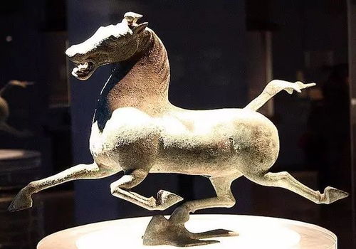 (东汉马踏飞燕反映东汉什么情况)东汉马踏飞燕：飞舞的神鸟与奔马，华夏文明的灿烂遗产