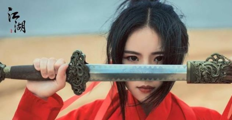 (侠女柔情对应的名字)侠女柔情：宝刀未老，柔情依旧，犹强悍中藏着一抹温柔。