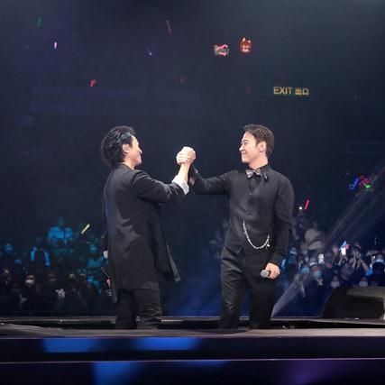 深情回顾：揭秘'友情岁月'这首经典流行歌曲原唱，探索其背后的友情特质和历年变迁