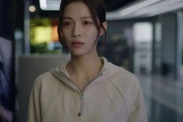 (谢芳华和秦铮从什么时候开始在一起)谢芳华内心挣扎：喜欢秦铮还是秦钰？