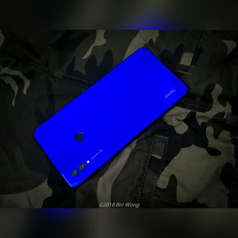 (电脑显示屏有横条纹跳动)电脑显示屏出现横条纹闪烁问题，怎么解决？