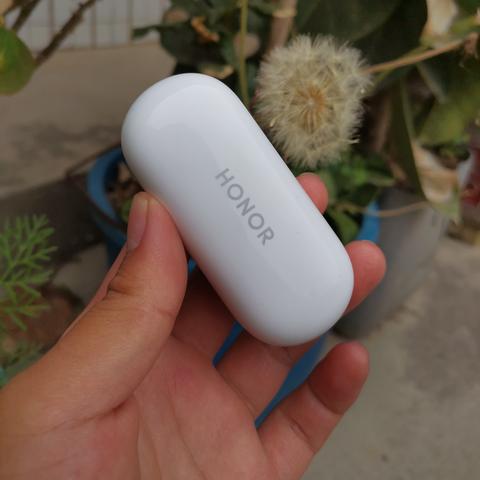 (电脑显示屏有横条纹跳动)电脑显示屏出现横条纹闪烁问题，怎么解决？