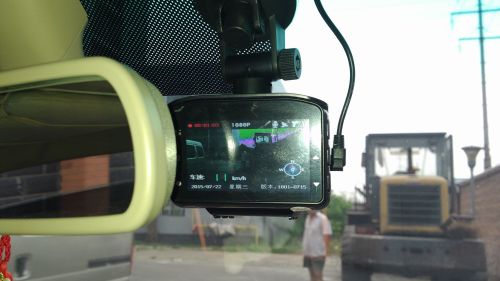 (行车记录仪屏幕暗怎么回事)行车记录仪显示屏暗的原因是什么？如何解决显示屏暗的问题？